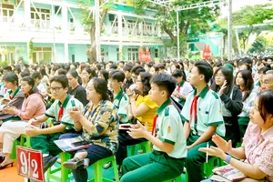Phụ huynh và học sinh lớp 9, Trường THCS Hà Huy Tập (phường Gia Định, TPHCM) nghe tư vấn chọn trường, cuối tháng 1-2026. Ảnh: THU TÂM