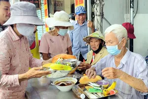 Ấm lòng với quán cơm 2.000 đồng