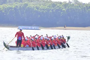 Thi đấu cự ly 500m tại Giải đua thuyền truyền thống các tay chèo xuất sắc quốc gia 2026 tại hồ Đá Bàng (xã Nghĩa Thành, TPHCM). Ảnh: TRÚC GIANG