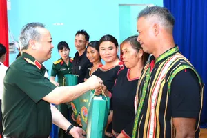 Binh đoàn 15 tặng quà cho già làng vùng biên giới 