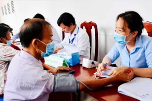 Người dân khám tầm soát tại Trạm Y tế xã Phước Hải