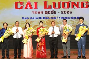 Thứ trưởng Bộ VH-TT-DL Tạ Quang Đông và Phó Bí thư Thành ủy, Chủ tịch Ủy ban MTTQ Việt Nam TPHCM Nguyễn Phước Lộc tặng hoa cho Ban giám khảo "Cuộc thi tài năng diễn viên cải lương toàn quốc - 2026". Ảnh: THÚY BÌNH
