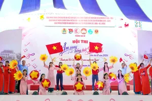 Trường tiểu học Nguyễn Thiện Thuật biểu diễn bài hát “Mùa xuân trên Thành phố Hồ Chí Minh”. Ảnh: THÚY BÌNH