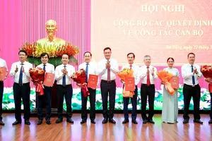 Thường trực Thành ủy Đà Nẵng trao quyết định và tặng hoa chúc mừng các cán bộ được điều động, bổ nhiệm