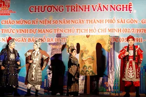 Các nghệ sĩ Nhà hát Cải lương Trần Hữu Trang biểu diễn trích đoạn cải lương "Thái hậu Dương Vân Nga". Ảnh: THÚY BÌNH