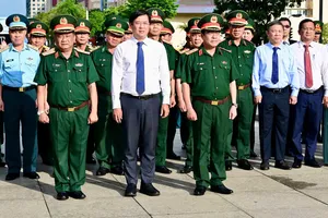 Lãnh đạo Bộ Quốc phòng và Thành ủy TPHCM dâng hoa tưởng nhớ Chủ tịch Hồ Chí Minh