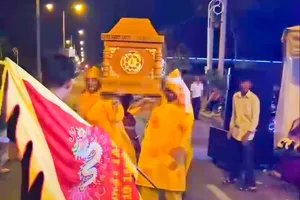 Nhóm người trong buổi tiệc khiêng quan tài ra giữa đường nhảy múa. Ảnh: MXH