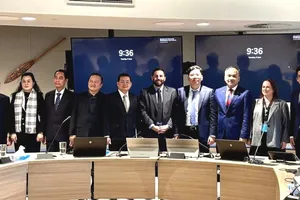Phó Chủ tịch UBND TPHCM Hoàng Nguyên Dinh tặng quà lưu niệm đến Phó Thị trưởng Thành phố Wellington Ben McNulty