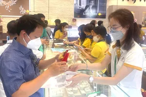 Chiều 12-6: Giá vàng tăng vọt, nới rộng chênh lệch với giá thế giới