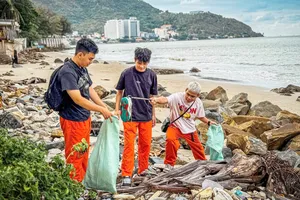 Thành viên nhóm Vũng Tàu Xanh dọn rác, bảo vệ môi trường sau buổi thể dục sáng