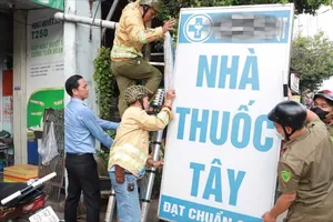 Xã Vĩnh Lộc tháo dỡ hàng loạt biển quảng cáo lấn chiếm vỉa hè