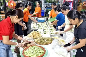 Ban điều hành khu phố 6, phường An Phú Đông (TPHCM) cùng mạnh thường quân chuẩn bị những suất cơm nghĩa tình gửi tặng người dân khó khăn. Ảnh: ĐÔNG SƠN