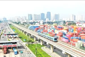 Tuyến Metro số 1 đi qua khu vực cảng Phước Long, phường Thủ Đức, TPHCM. Ảnh: HOÀNG HÙNG