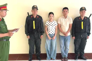 Cơ quan Công an tống đạt Quyết định khởi tố 2 bị can