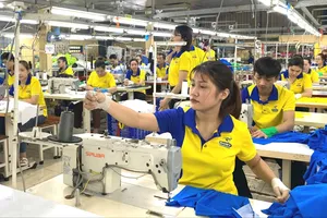 Công nhân Công ty May mặc Dony, xã Vĩnh Lộc A, TPHCM sản xuất hàng hóa cho đơn hàng xuất khẩu