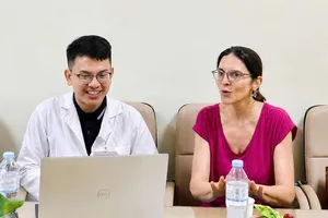 Bác sĩ Lê Hồng Thái (trái) trao đổi chuyên môn với TS-BS Delphine Natali (Pháp) tại Bệnh viện K (Ảnh: NVCC)