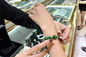 Mượn danh phỉ thúy, móc túi người tiêu dùng