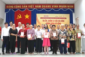 Ban tổ chức chương trình tặng quà tri ân, chăm lo các gia đình chính sách tại xã Thường Tân. Ảnh: VIỆT NGA