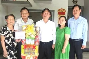 Đồng chí Trần Tuấn Lĩnh, Bí thư Đảng ủy phường Bà Rịa thăm tặng quà thương binh Trần Văn Tú. Ảnh: TRÚC GIANG