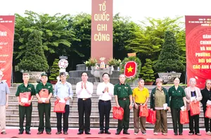  Tặng quà người có công, thắp nến tri ân các Anh hùng liệt sĩ