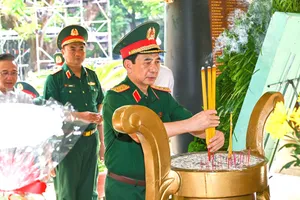 Đại tướng Phan Văn Giang dâng hương tưởng niệm Anh hùng liệt sĩ tại Công viên Lê Thị Riêng