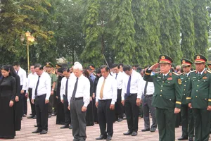 Dâng hương tưởng niệm các Anh hùng liệt sĩ tại Chốt chặn Tàu Ô