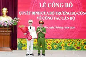 Thượng tướng Nguyễn Văn Long, Thứ trưởng Bộ Công an, trao quyết định đến Đại tá Hoàng Quốc Việt. Ảnh: CÔNG AN THANH HÓA