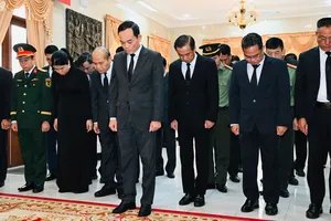 Đoàn đại biểu cấp cao TPHCM viếng Chủ tịch Quốc hội Lào Saysomphone Phomvihane