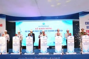 Các đại biểu thực hiện nghi thức khởi động Dự án nhà máy điện gió Khánh Bình Tây