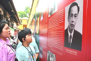 Trưng bày “Tâm son, chí thép” khắc họa khí phách người chiến sĩ công an nhân dân. Ảnh: NAM NGUYỄN