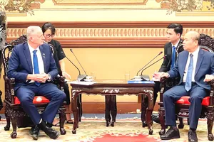 Phó Chủ tịch UBND TPHCM Trần Văn Bảy tiếp Đại sứ Israel tại Việt Nam Yaron Mayer. Ảnh: PHƯƠNG NAM 