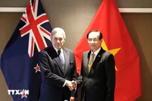 Bộ trưởng Bộ Ngoại giao Lê Hoài Trung và Bộ trưởng Ngoại giao New Zealand Winston Peters. Ảnh: Diệu Linh/TTXVN