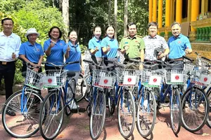 Đại diện đơn vị tài trợ trao xe đạp đến chính quyền xã Ngãi Tứ, tỉnh Vĩnh Long