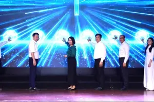 Các đại biểu phát động cuộc thi viết "Những kỷ niệm sâu sắc về thầy cô và mái trường" năm 2026. Ảnh: ĐÌNH TUỆ