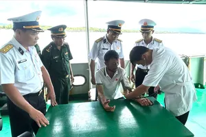Đưa ngư dân trôi dạt 4 ngày trên biển vào bờ an toàn
