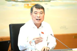Thủ tướng Lê Minh Hưng phát biểu tại phiên thảo luận tổ sáng 19-8. Ảnh: VIẾT CHUNG 
