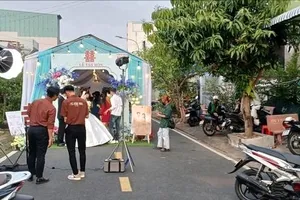 Nhà có hỷ, vui lòng đi lối khác