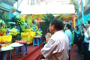 Tưởng niệm đồng bào chết vì oanh tạc và nạn đói năm 1944-1945