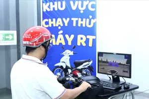 Người dân trải nghiệm lái xe an toàn tại ngày hội