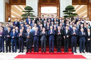 Thủ tướng chụp ảnh lưu niệm cùng các đại biểu. Ảnh: VIẾT CHUNG