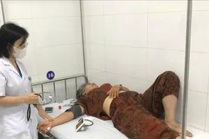 Trung tâm Y tế An Khê (tỉnh Gia Lai) khám cho bệnh nhân nhập viện sau khi ăn bánh mì. Ảnh: VÂN ANH