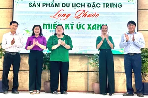 Lãnh đạo phường Long Phước thực hiện nghi thức ra mắt sản phẩm "Long Phước - Miền ký ức xanh". Ảnh: QUỲNH YÊN