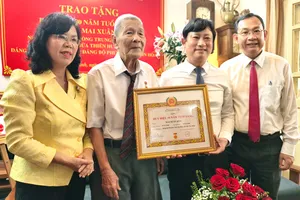 Đồng chí Võ Văn Minh trao Huy hiệu 80 năm tuổi Đảng đến các đảng viên