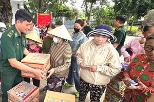 Cán bộ, chiến sĩ Đồn biên phòng Long Sơn trao quà cho các hộ có hoàn cảnh khó khăn tại thôn 2, xã Long Sơn (TPHCM)
