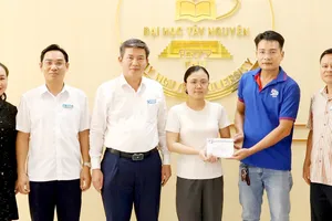 Đại diện Báo SGGP trao 40 triệu đồng của chủ cơ sở Bánh mì Như Lan hỗ trợ Hải Nữ Hoàng Linh. Ảnh: MAI CƯỜNG