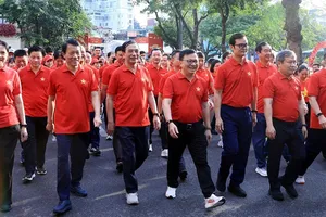 Phó Thủ tướng, Bộ trưởng Bộ Quốc phòng Phan Văn Giang; Bộ trưởng Bộ Công an Lương Tam Quang và các đại biểu tham dự sự kiện đi bộ “Cùng Việt Nam tiến bước” 2026 tại Hà Nội. Ảnh: TTXVN