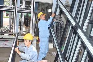 Sản xuất cửa tại Công ty CP kỹ thuật cửa Huynh Đệ (phường Tam Thắng, TPHCM). Ảnh: QUANG VŨ