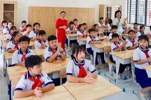 Học sinh Trường Tiểu học Lại Hùng Cường, xã Tân Vĩnh Lộc, TPHCM trong phòng học mới khang trang. Ảnh: HOÀNG HÙNG
