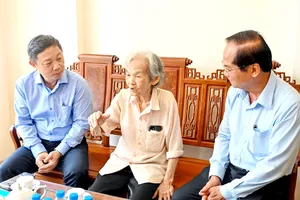 Trưởng Ban Tuyên giáo và Dân vận Thành ủy TPHCM Dương Anh Đức (bìa trái) thăm hỏi bà Lê Nguyễn Hồng Minh, ngày 27-8. Ảnh: MẠNH THẮNG