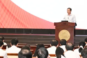 Phó Bí thư Thường trực Thành ủy TPHCM Lê Quốc Phong trình bày dự thảo Chương trình hành động thực hiện Nghị quyết 18 tại Hội nghị quán triệt và triển khai thực hiện Nghị quyết Hội nghị lần thứ 3 Ban Chấp hành Trung ương Đảng khóa XIV. Ảnh: VIỆT DŨNG